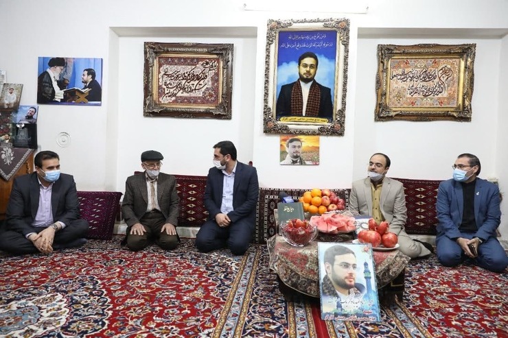 شهردار مشهد الرضا علیه السلام با خانواده شهید محسن حاجی حسنی کارگر دیدار کرد.