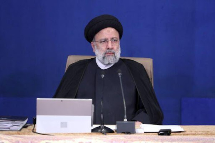   رئیس جمهور با اشاره به اینکه دولت برنامه‌ای برای افزایش نرخ بنزین ندارد، گفت: در حال بررسی طرح‌هایی هستیم که نحوه توزیع بنزین را عادلانه کند که آن هم فعلا به صورت آزمایشی و محدود اجرا می‌شود.
