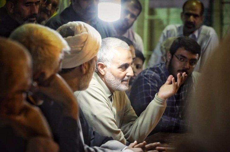 در گفتگو با سه نویسنده درباره ظرفیت‌ها و توانایی ادبیات‌داستانی در پرداختن به شخصیت بزرگی همچون شهید سلیمانی، باید‌ها و نباید‌هایی که در این حوزه باید رعایت شود و چرایی منتشر نشدن اثر داستانی درخور توجه با موضوع شهید سردار سلیمانی صحبت کرده‌ایم که در ادامه می‌خوانید.