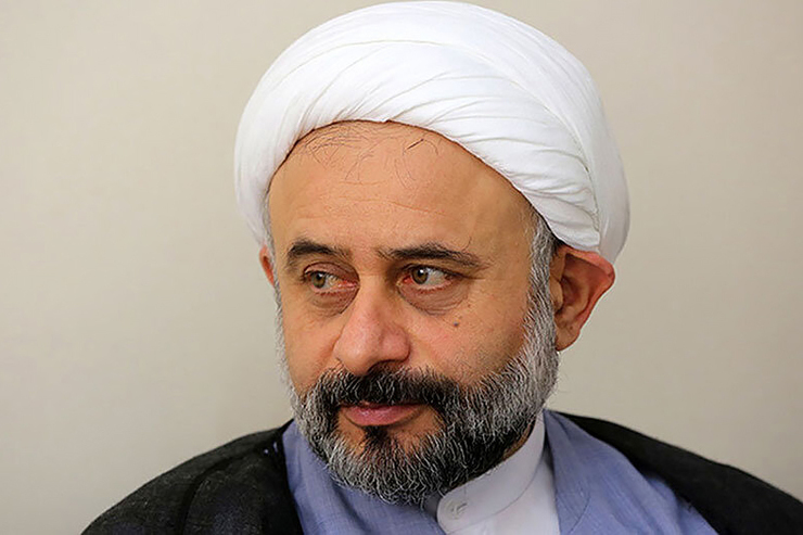 به تازگی ویدئویی از لايو نقویان در اینستاگرام با ايرانيان ساكن سوئد (ظاهرا مرتبط با شب یلدا) منتشر شده است که او در این فیلم با استفاده از بیتی از سعدی، خوردن شراب را نوربخش معرفی می‌کند.