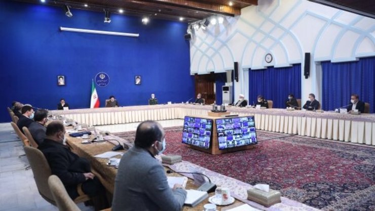 رئیسی با تاکید بر ضرورت اجرای کامل قانون نسخه الکترونیکی، گفت: تا تکمیل زیرساخت‌ها در برخی شهرها برای موارد ضروری و استثنایی با تشخیص وزارت بهداشت و درمان به منظور جلوگیری از اجتماع و ازدحام جمعیت و خطر شیوع بیماری مجوزهای لازم صادر شده تا مشکلی برای شهروندان بوجود نیاید.
