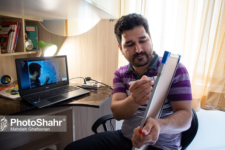 معلمان مانده‌اند و تلفن همراه‌ و لپ‌تاپ‌های فرسوده و حتی از رده خارج‌شده و آموزش مجازی که شانه‌به‌شانه آموزش حضوری دنبال می‌شود و قرار است برای همیشه ادامه پیدا کند.