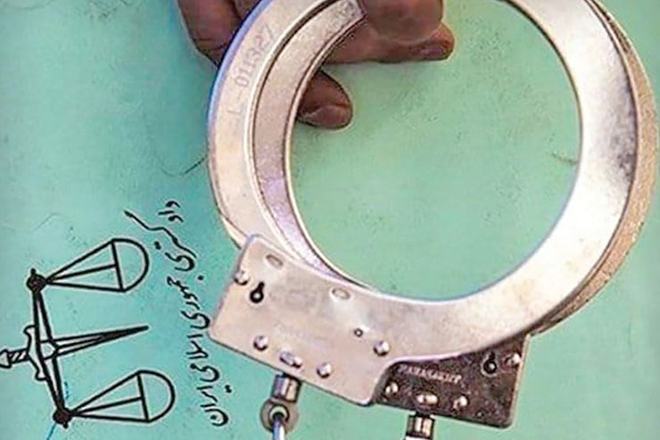 خون به همه جا پاشیده بود. مرد جوان لحظاتی پیش از حضور مأموران و امدادگران اورژانس پزشکی در خون خود غلتیده بود. مأموران انتظامی در میان ازدحام شهروندان کنجکاو به محل رسیده بودند و پس از اینکه مشخص شد، حادثه یک جنایت از پیش تعیین شده است، موضوع را به تیم جنایی دادسرای مشهد اعلام کردند.