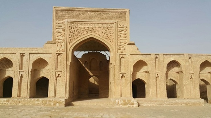 رباط شرف کاروانسرایی در ۴۵ کیلومتری شهر سرخس است که به شیوهٔ رازی ساخته شده و نام معمار آن استاد محمد طرائقی سرخسی ذکر شده‌است.
