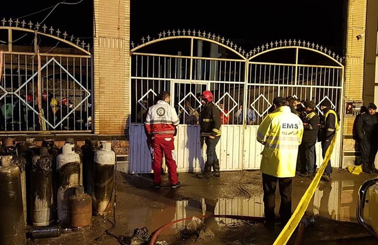 بر اثر آتش سوزی در یک نمایشگاه خودرو‌های سنگین در حومه تبریز، متاسفانه یک زن و ۲ کودک جان باختند و ۷ نفر نیز زخمی شدند.
