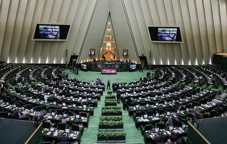 درپی ادامه برخی نابسامانی‌های اقتصادی، انتقاد‌های نمایندگان مجلس از دولت افزایش یافته است.