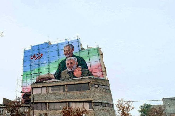 دیوارنگاره مزین به تصویر سردار رشید اسلام سپهبد شهید حاج قاسم سلیمانی و ابومهدی المهندس با طراحی ولی شفیعی در خیابان مفتح مشهد به عنوان بزرگ‌ترین دیوارنگاره از تصویر این سردار بزرگوار رونمایی شد.