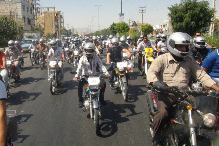 کلاه ایمنی تاثیر قابل توجهی در کاهش صدمات و آسیب هایی که تصادفات موتور سیکلت سواران را تهدید می کنند دارند، چند نکته مهم درباره کلاه ایمنی موتور سیکلت را اینجا بخوانید.