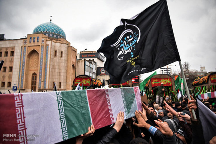 امروز همزمان با سالروز شهادت حضرت فاطمه زهرا(س) مراسم تشییع پیکرهای پاک ۹شهید گلگون کفن در مشهد برگزار شد.