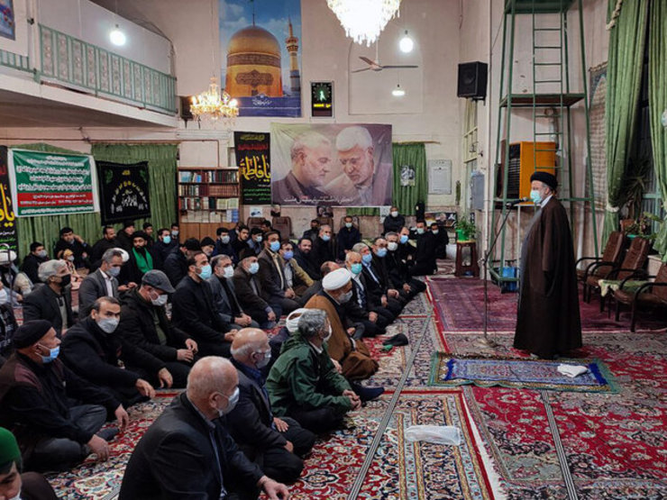 سید ابراهیم رئیسی عصر امروز جمعه ۱۷ دی ماه با حضور در یکی از محلات حاشیه شهر مشهد، نماز مغرب و عشاء را در جمع مردم محلی اقامه کرد.