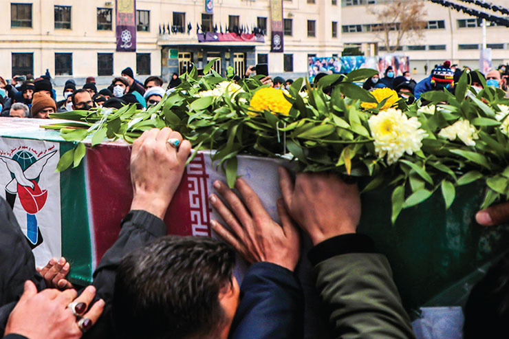 ظهر پنجشنبه ۱۶ دی ماه ۱۴۰۰ عرصه میدان شهدا مشهد مقدس صحنه حضور مردمی بود که از نخستین ساعات صبح در انتظار حضور سه شهید گمنام بودند.