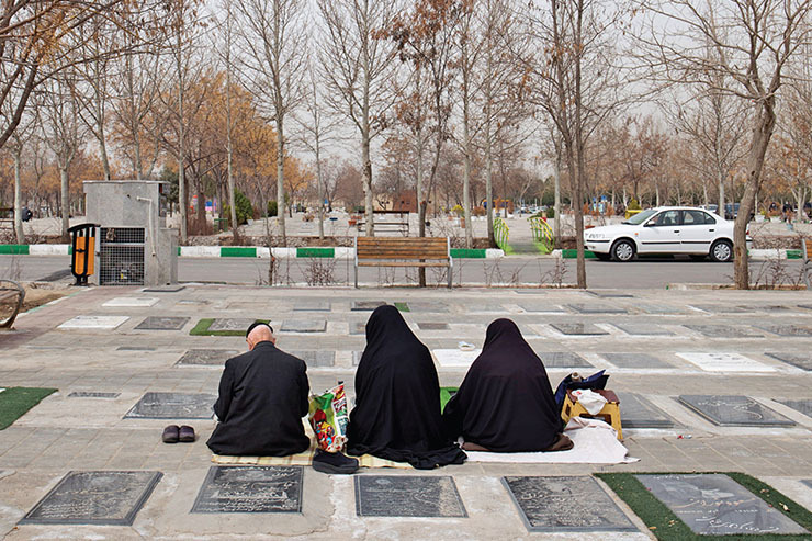 بین ردیف خفتگان، هرکسی نشانی عزیز ازدست رفته خودش را دارد. نشسته ایم بر سر مزاری در بلوک ۴۸ آرامستان بهشت رضا (ع) بر سر قطعه‌ای که خانه ابدی عزیز درگذشته خودمان است. نزدیک‌ترین تصویر شانه‌های لرزان مادر است و دورترین تصویر تا جایی که چشم کار می‌کند بازهم شانه‌های لرزان مرد یا زنی که بر سر مزار عزیزش نشسته است.
