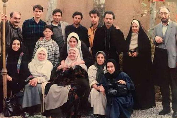 حمید لبخنده، کارگردان سریال خاطره‌انگیز «درپناه تو» عصر دیروز (شنبه ۱۸ دی ۱۴۰۰) از دنیا رفت. در ادامه ویدئویی از پشت صحنه این سریال و کارگردانی لبخنده با حضور پارسا پیروزفر و لعیا زنگنه در دانشکده هنرهای زیبا ببینید.