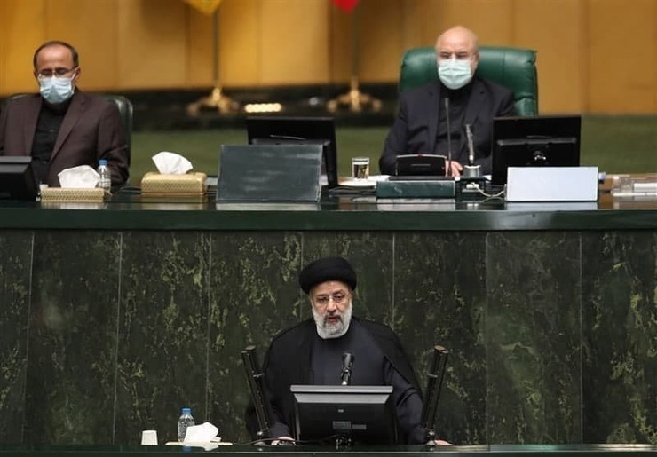 رئیس جمهور با تاکید بر لزوم همگرایی دولت و مجلس برای حل مشکلات مردم گفت: اگر دولت می‌خواست به قانون عمل کند باید ارز ترجیحی را بدون جبران حذف می‌کرد، اما خط قرمز ما سفره و معیشت مردم بوده و هست.