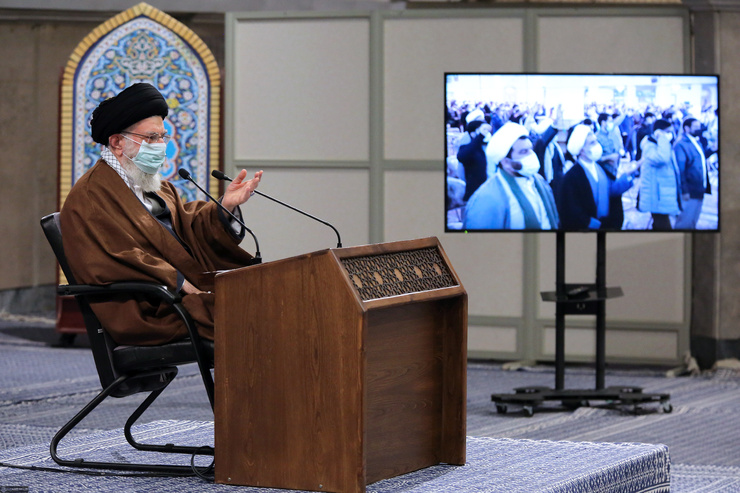 سخنان حضرت آیت‌الله خامنه‌ای رهبر انقلاب اسلامی در سالروز قیام ۱۹ دی مردم قم در سال ۱۳۵۶ علیه رژیم ستمشاهی، به صورت زنده با مردم آغاز شد.