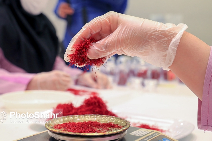 زعفران گران‌قیمت‌ترین ادویه‌های خوراکی است. در ماه نوامبر ۲۰۲۱ (آذر ۱۴۰۰) هر کیلو زعفران ایران، کشوری که ۹۰ درصد زعفران جهان را تأمین می‌کند، تا ۱۴۰۰ دلار قیمت داشت؛ اما این افزایش قیمت‌ها هم کار تاجران ایرانی زعفران را آسان نکرده است. نشریه اکونومیست در نگاهی اجمالی به وضعیت صادارات زعفران پرداخته است.