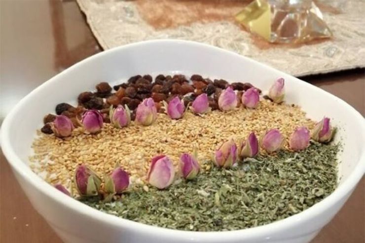 ماست یکی از خوراکی‌های خوشمزه و ساده‌ای است که فواید متعددی برای سلامت ما دارد. ترکیب این محصول لبنی با برخی مواد طبیعی، می‌تواند برای لاغری مفید باشد.