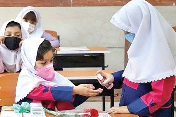 «جمعیت زیادی را در یک کلاس کوچک نشانده‌اند. نمی‌شود در را باز گذاشت که سر و صدا مزاحم کلاس‌های دیگر نشود. پنجره را هم باز نمی‌گذارند که از سرما یخ نزنیم. بیشتر بچه‌های کلاس با تب و سرماخوردگی غایب می‌شوند و از درس‌ها جا می‌مانند.»