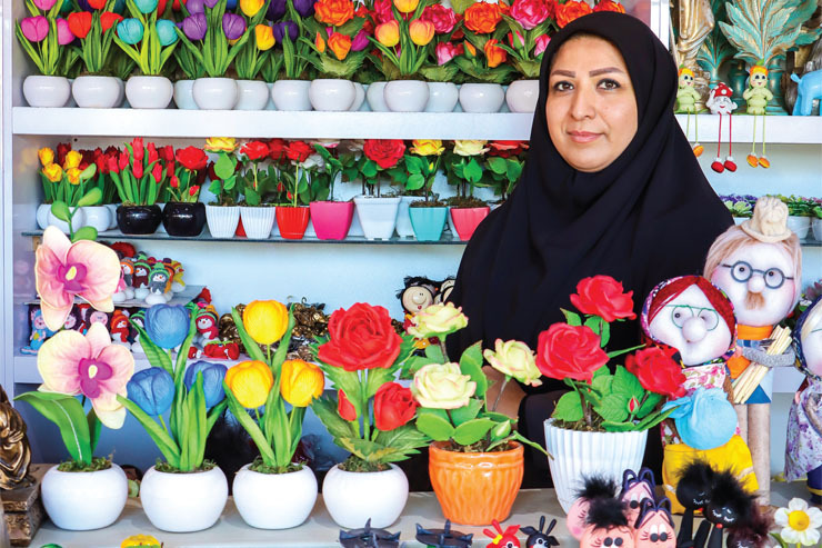 بانو عفت محمودی از سال ۹۰ به همراه همسرش تولید عروسک، مگنت و کار‌های خمیری را انجام می‌دهد و روزبه‌روز تعداد سفره‌هایی که با تولید کار‌های این مجموعه رنگین شده‌اند بیشتر می‌شود.