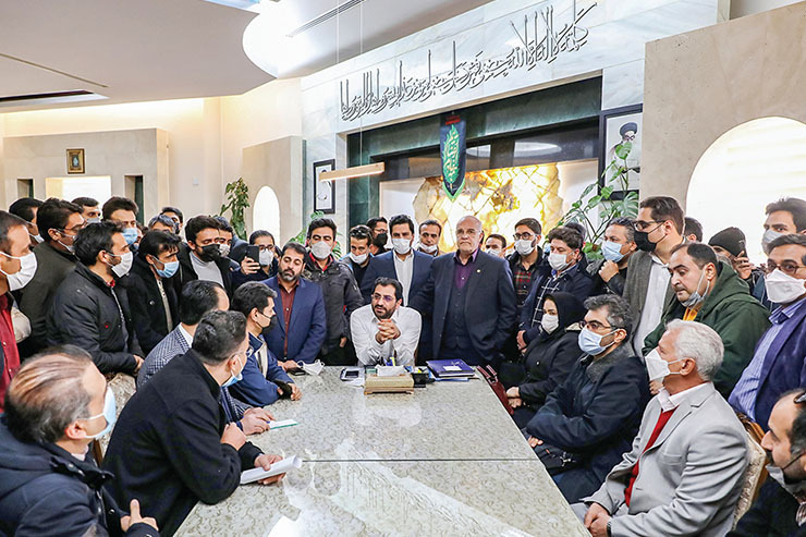 صبح دیروز (۲۰ دی ۱۴۰۰) شماری از پیمانکاران شهرداری مشهد که مدتی است خواستار دریافت مطالبات یک ساله شان هستند، در عرصه میدان شهدا جمع شدند و از شهردار مشهد خواستند پای صحبتشان بنشیند و پیگیر مطالباتشان باشد.