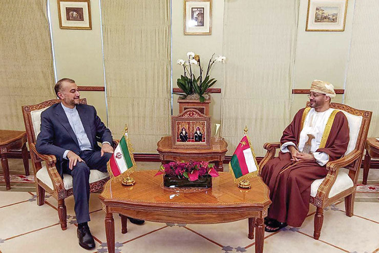 حسین امیرعبداللهیان، وزیر امور خارجه کشورمان، صبح روز گذشته برای دیدار و گفتگو با مقامات عمانی در سفری یک روزه تهران را به مقصد مسقط ترک کرد. محور اصلی گفتگو‌ها در این سفر، بررسی راه‌های گسترش مناسبات فی مابین در حوزه‌های مختلف سیاسی، اقتصادی و فرهنگی و همچنین رایزنی درباره مسائل مهم منطقه عنوان شده بود.