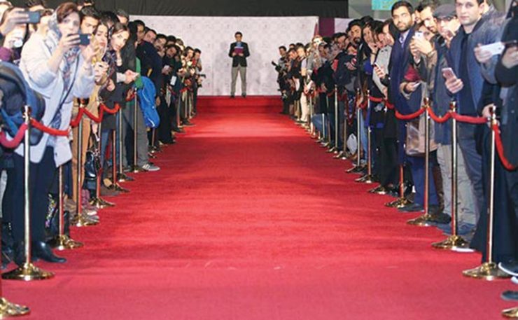 مدیر روابط عمومی جشنواره فیلم فجر: فرش قرمز جشنواره را به اندازه یک فشن‌شو لاکچری پایین می‌آورد. قصد ما عبور از این سطحی‌نگری‌ها و حاشیه‌هاست.
