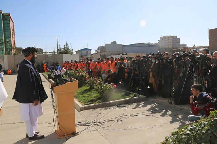 دولت طالبان افغانستان گفت، در پی تشدید بحران مالی، برنامه غذا در برابر کار را که در آن به جای پول نقد به هزاران تن از کارمندان دولت گندم می‌دهد، گسترش می‌دهد.