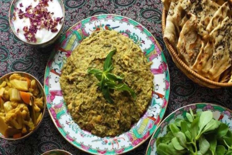 یخنی لوبیا که به آبگوشت لوبیا نیز معروف است، یکی از غذای محلی استان اصفهان محسوب می‌شود. این غذا به دلیل خوشمزگی طرفداران زیادی دارد و در فصول سرد سال مصرف بیشتری دارد.
