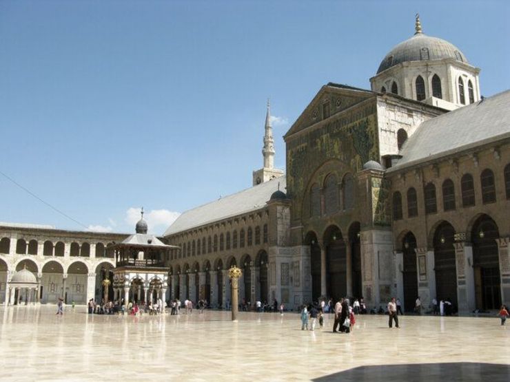 رئیس سازمان حج و زیارت از احتمال افزایش ایستگاه های پروازی برای متقاضیان سفر زیارتی به سوریه گفته است.