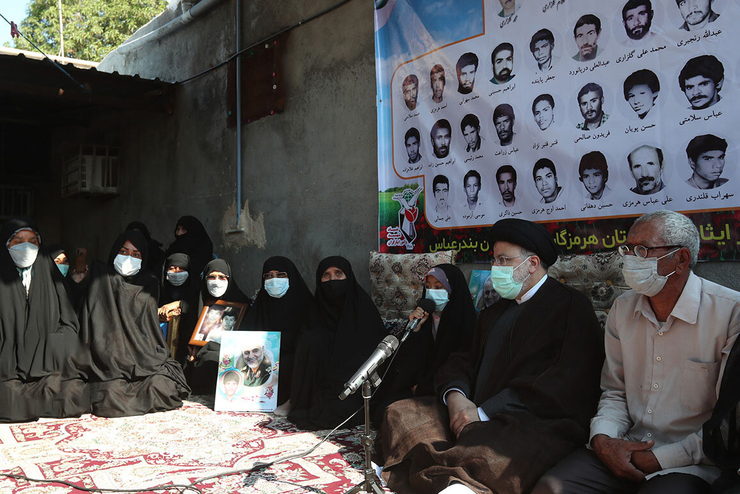 رئیس جمهور در چهاردهمین سفر استانی خود، صبح پنجشنبه، ۲۳ دی ۱۴۰۰، به استان هرمزگان سفر کرد تا از نزدیک در جریان مسائل و مشکلات این استان قرار گیرد. حجت الاسلام و المسلمین سید ابراهیم  رئیسی هنگام ورود به فرودگاه بندرعباس از سوی نماینده، ولی فقیه در استان، استاندار و مسئولان استانی مورد  استقبال قرار گرفت.
