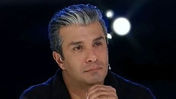 تصویری دردناک از آریا عظیمی‌نژاد بر سر مزار مادرش منتشر شد.