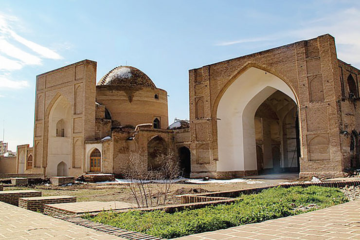 مسجد قطب الدین حیدر در شهر تربت می‌تواند نقش یک میزبان صبور و با حوصله را برای میهمانان گذری این شهر ایفا کند؛ عارف مشهوری که حضورش در یک شهر چنان به آن مکان اعتبار داده که نامش را از او گرفته است.