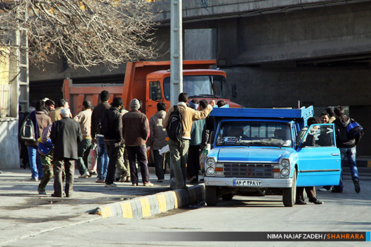 مدیر پروژه ساماندهی کارگران سازمان ساماندهی مشاغل شهری و فراورده‌های کشاورزی شهرداری مشهد گفت: برای نخستین بار در کشور بیش از ۱۰ هزار«کارت کار» برای کارگران موسوم به «سرگذری» در مناطق شهری این کلانشهر صادر شده است.