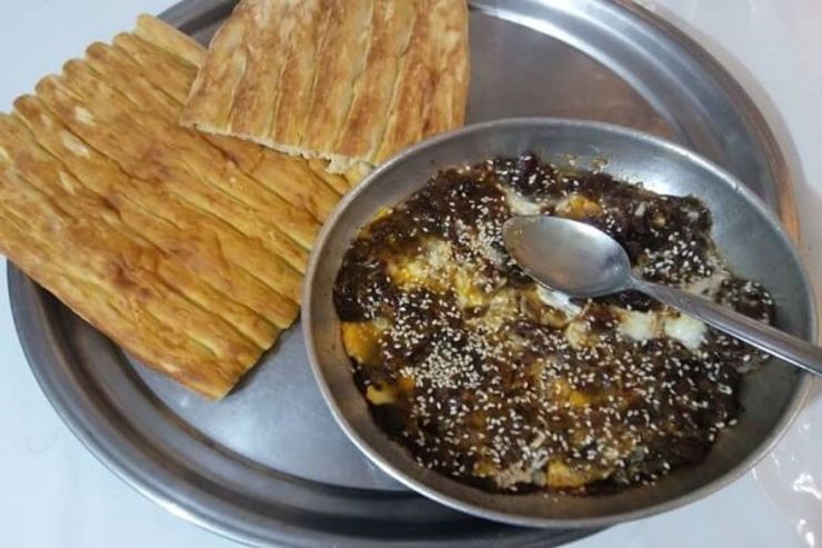 قیساوا و یا خاگینه خرما، یکی از انواع صبحانه‌های مقوی و خوشمزه آذری است. این صبحانه عالی و سالم ترکیبی از مواد مغذی و پرانرژی، چون خرما، تخم مرغ، گردو و… بوده که می‌تواند یک روز پرهیجان شما را تکمیل کند. این خوراکی خوشمزه و گرم را می‌توانید به خصوص در فصل زمستان طبخ و از طعم و عطر آن لذت ببرید.