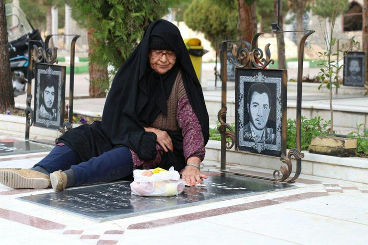 کنار مزار یکی از شهدا می‌نشینم. سنگش کمی یخ‌زده و برفکی است. دست می‌کشم. فایده‌ای ندارد. مزاحم برف‌بازی‌اش نمی‌شوم. کمی این طرف و آن طرف چشم می‌چرخانم. روی بعضی مزار‌های شهدا دانه‌های برنج نیمه ریخته‌اند. شهید مدافع حرم هستند، سال شهادت: ۱۳۹۵.