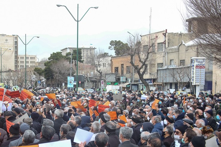 بازنشستگان تامین اجتماعی در اعتراض به دیده نشدن سهم بدهی دولت به تامین اجتماعی در لایحه بودجه سال ۱۴۰۱،  صبح امروز یکشنبه (۲۶ دی) مقابل مجلس شورای اسلامی تجمع کردند.