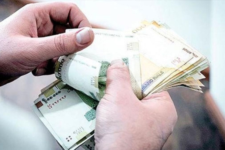 تمام کارکنان مشمول قانون کار که طبق تعریف این قانون «کارگر» شناخته می‌شوند، مشمول عیدی و پاداش پایان سال هستند