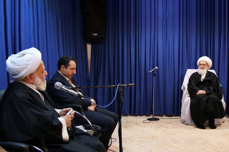 آیت الله نوری همدانی از مراجع تقلید در دیدار با رئیس بانک مرکزی گفت: در اسلام پول گرفتن برای تأخیر ادای قرض، حرام است ولی متاسفانه این مشکل در بانک ها معمول است، بنده تا ریشه کنی ربا در این کشور برای تذکر دادن در هر زمانی مصمم هستم و به رؤسای قبلی بانک مرکزی هم گفته‌ام.