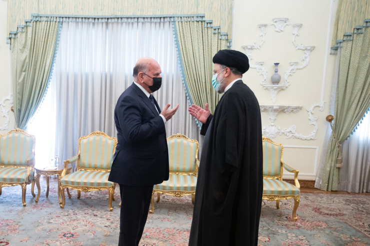 فؤاد حسین، وزیر خارجه عراق، در صدر یک هیئت دولتی در سفری رسمی، پنجشنبه، ۲ دی، وارد تهران شد. این هیئت عراقی با تعدادی از مسئولان جمهوری اسلامی ایران ازجمله رئیس‌جمهور و وزیر خارجه کشورمان دیدار و درباره موضوعات متعدد روابط دوجانبه در همه زمینه‌ها، اوضاع امنیتی منطقه و آخرین تحولات در چارچوب مذاکرات هسته‌ای وین گفتگو کرد.
