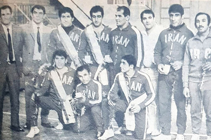 در این تصویر که مربوط به نفرات اعزامی به مسابقات کشتی آزاد قهرمانی جهان در لهستان (سال ۱۳۴۸) است، نفر دوم از سمت راست مرحوم محمدعلی صحرایی است که سالن قدیمی کشتی شهر مشهد در خیابان سعدآباد به نام اوست.
