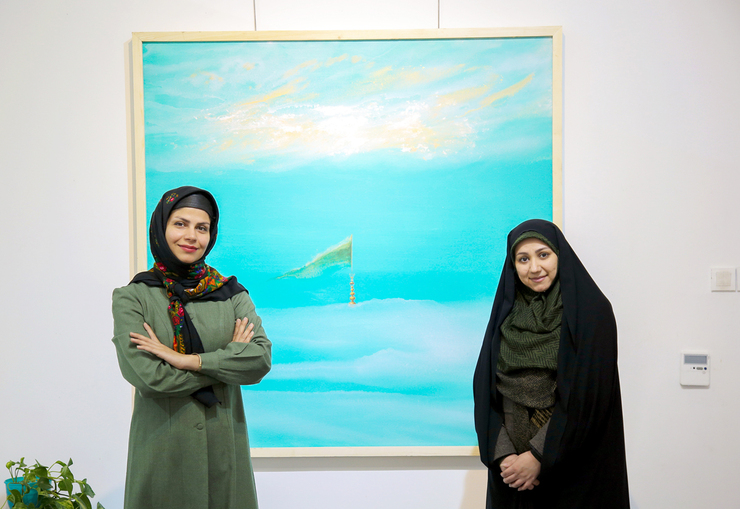 سیده یاسمن سامانی و مریم صدر نگذاشته‌اند و نخواسته‌اند از مقصود اصلی خودشان زیاد دور بشوند. آن‌ها توانسته‌اند دست یکدیگر را در تلاطم امواج زندگی بگیرند و خود را به ساحل امن هنر برسانند. به یکدیگر تکیه کرده‌اند و نمایشگاهی پربار برگزار کرده‌اند.