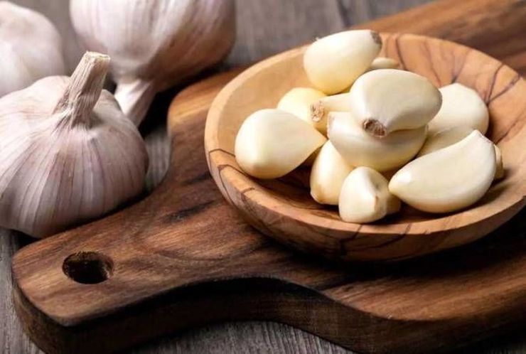 عصاره سیر دارای ترکیبات ارگانوسولفور است که خواص قوی آنتی اکسیدانی، ضد باکتریایی، ضد قارچی، ضد سرطانی و ضد میکروبی دارد.