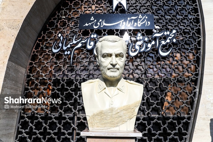 در آستانه سالروز شهادت حاج قاسم سلیمانی و به منظور ارج نهادن به شخصیت این سردار والامقام، سردیسی که از سوی نادر قشقایی، هنرمند مجسمه‌ساز کشورمان رونمایی شد.
