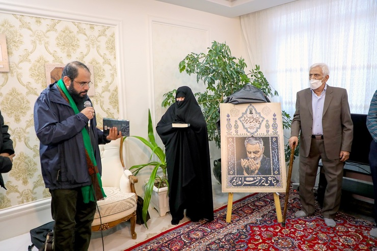 آیین رونمایی از «کتیبه فاطمیه» در آستانه دومین سالگرد شهادت حاج قاسم سلیمانی در منزل شهید دفاع‌مقدس و خوش‌نویس، مهدی منصوب برگزار شد. این اثر که سومین کتیبه هنرمند جوان، سیدمحمدرضا میری است به دستان پدر و مادر شهید رونمایی شد.