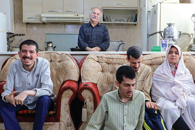 آقای جوانشیر تعریف می‌کند که تا سال ۹۵ به خاطر نداشتن تاکسی شخصی روی ماشین دیگران کار می‌کرده و فقط نصف درآمد مسافرکشی سهمش بوده است برای خرج و مخارج زندگی؛ «اگر بگویم همه چیز خوب بود و هیچ مشکلی نداشتیم، دروغ است.»