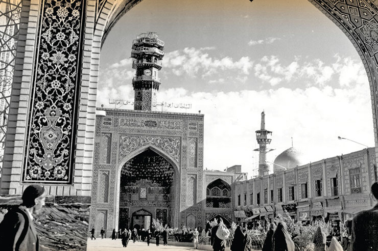 جهانگرد معروف مراکشی، یعنی «ابن بطوطه» که حدود سال ۱۳۳۳ میلادی و درجریان سفرهایش به مشهد رسیده، تقریبا جزو نخستین گردشگرانی است که توانسته به راحتی وارد روضه منوره و حرم امام رضا (ع) شود