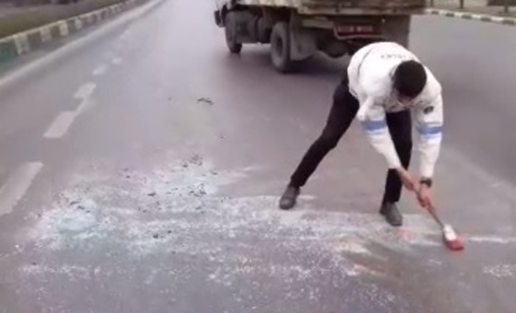 اقدام جالب پلیس راهنمایی و رانندگی مشهد پس از تصادف مورد توجه کاربران فضای مجازی قرار گرفت.