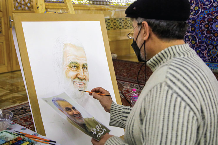 به مناسبت دومین سالگرد شهادت سردار سلیمانی، یک کارگاه نقاشی با عنوان «نقش سربند» با حضور جمعی از هنرمندان برجسته کشور در حرم مطهر رضوی برپا شده است. سراغ مسئولان برگزاری این کارگاه و هنرمندان حاضر در آن رفتیم تا لحظاتی در بارگاه ملکوتی امام هشتم (ع) با آن‌ها به گفتگو بنشینیم، که شرح آن را در این مطلب می‌خوانید.
