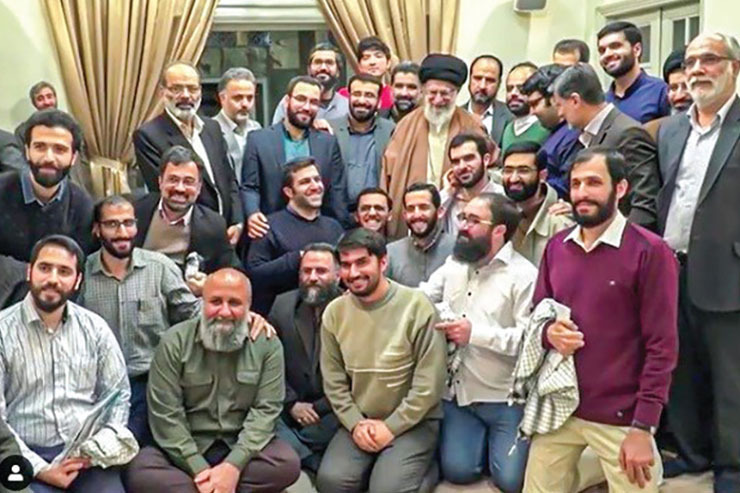 سیدمسعود شجاعی زنگ می‌زند. مقدمه حرفش این است: «یک خبر خیلی خیلی خوب دارم.» و خبرش را خلاصه می‌کند که: «قرار است با جمع محدودی از بچه‌های تجسمی خدمت رهبر معظم انقلاب برسیم و هر نفر ۳ دقیقه وقت دارد تا از فعالیت‌هایش بگوید.» ...