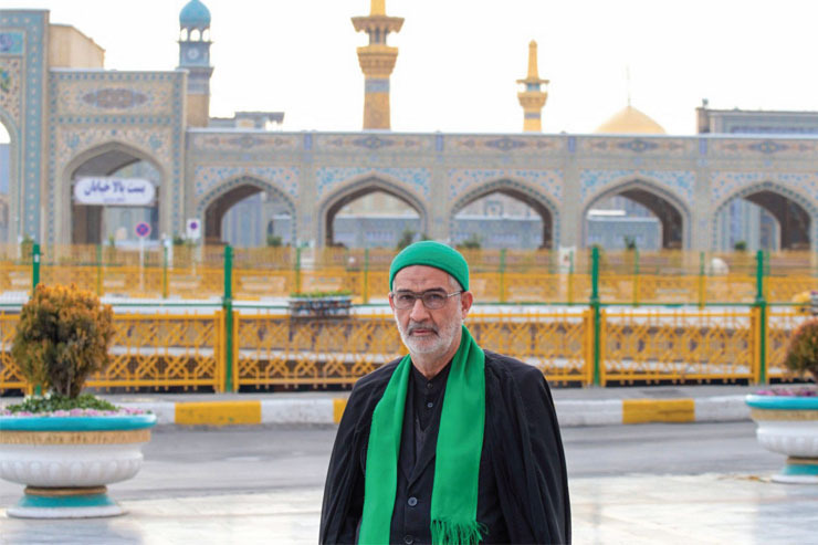 سیدعلی‌اصغر بامشکی، خادمی‌اش در حرم امام‌رضا (ع) امسال ۴۸ ساله شد؛ سال‌هاست کار هر روزش رفتن به حرم امام‌رضا (ع)، روضه‌خواندن برای مردم و جمع‌آوری شعر‌هایی با مضمون اهل‌بیت (ع) است.